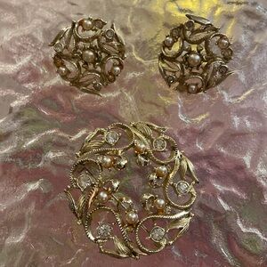 Vintage gold tone Pearl and rhinestone brooch and clip earring set